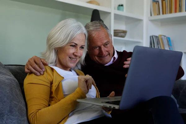 Pasangan Senior Kaukasia Melakukan Video Chat Laptop Rumah Sosial Menjauhkan — Stok Foto