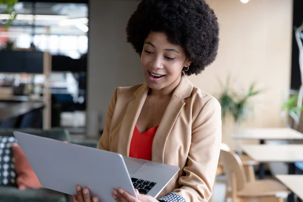 Усміхаючись Змішаної Гонки Бізнес Леді Використовуючи Ноутбук Під Час Відеодзвінка — стокове фото