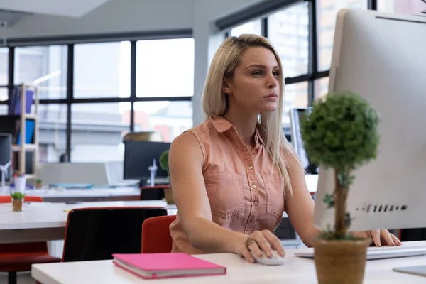 Mujer Caucásica Que Trabaja Oficina Moderna Usando Computadora Distanciamiento Social — Foto de Stock