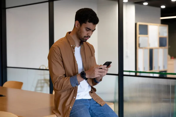 Mixed Race Businessman Texting Smartphone Creative Office Social Distancing Business — Stock Photo, Image