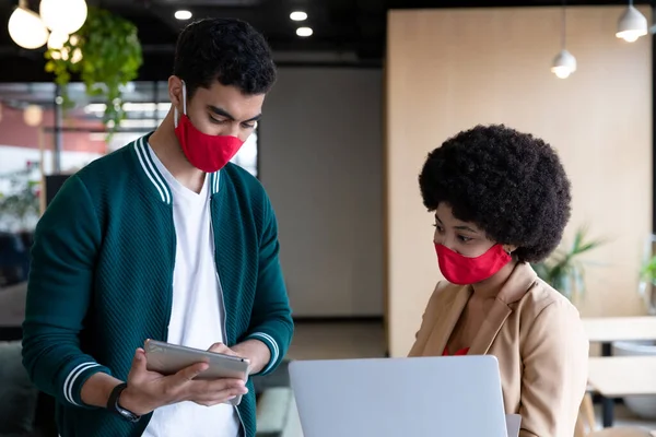 Ofiste Tablet Kullanarak Maske Takan Çeşitli Adamları Kadınları Yerindeki Sosyal — Stok fotoğraf