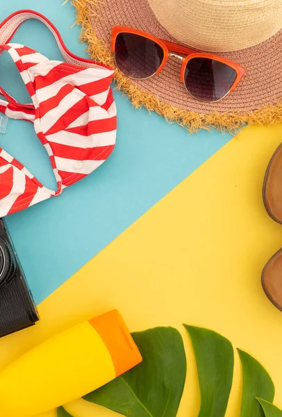 Flip Flops Solhatt Bikini Och Kamera Gult Och Blått Sommar — Stockfoto