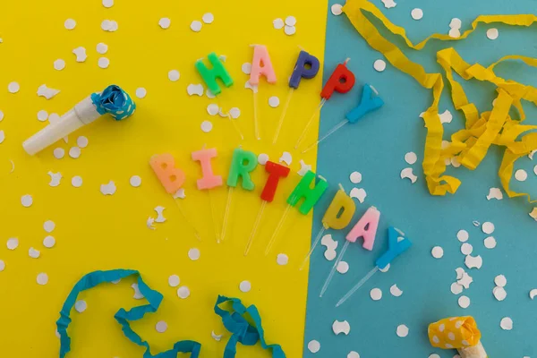 Gelukkige Verjaardagskaarsen Met Confetti Feestslingers Blauw Geel Gelukkige Verjaardag Leuk — Stockfoto