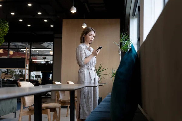 Mujer Asiática Usando Smartphone Cafetería Creativa Oficina Distanciamiento Social Lugar — Foto de Stock