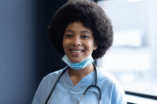 Retrato Una Mujer Doctora Raza Mixta Sonriente Con Máscara Facial —  Fotos de Stock