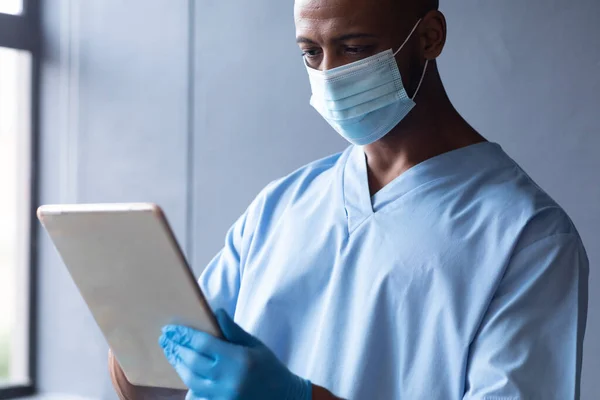 Médico Misto Raça Masculina Usando Máscara Facial Usando Tablet Digital — Fotografia de Stock