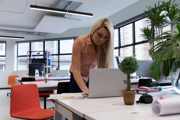 Mujer Caucásica Que Trabaja Oficina Moderna Con Computadora Portátil Distanciamiento — Foto de Stock