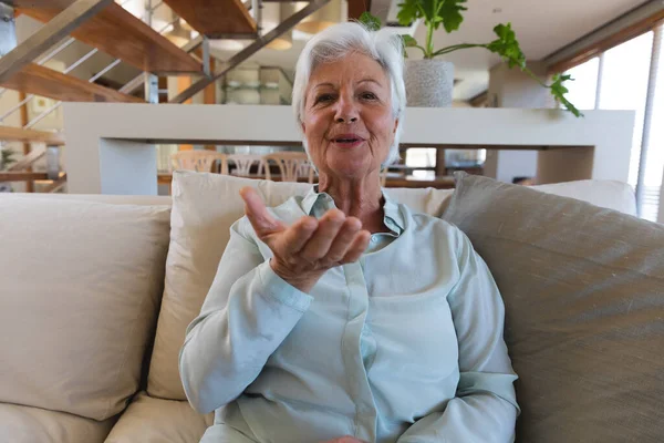 Donna Caucasica Anziana Che Succhia Baci Alla Telecamera Durante Videochiamata — Foto Stock