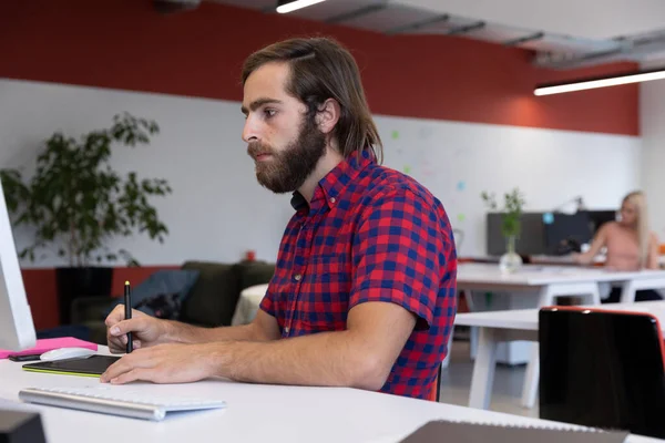 Uomo Caucasico Che Lavora Ufficio Creativo Utilizzando Tablet Grafico Distanza — Foto Stock