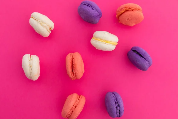 Hochwinkelaufnahme Von Lila Rosa Und Weißen Macarons Auf Rosa Hintergrund — Stockfoto