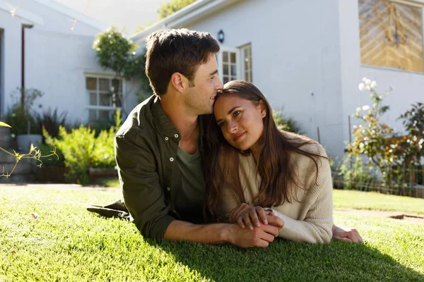 Pareja Caucásica Pasando Tiempo Jardín Tumbado Hierba Hombre Está Besando —  Fotos de Stock