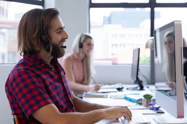 Vit Man Och Kvinna Telefonheadset Modernt Kontor Kommunikation Och Socialt — Stockfoto