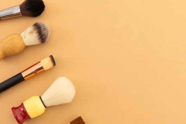 Vista Ángulo Alto Selección Maquillaje Cepillos Afeitar Sobre Fondo Amarillo — Foto de Stock