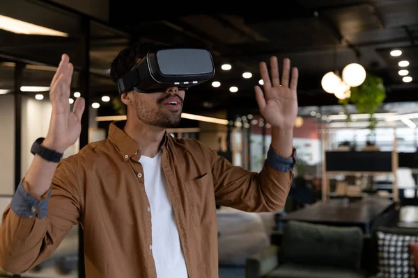 Mixed Race Businessman Wearing Virtual Reality Headset Creative Office Technology — Stock Photo, Image
