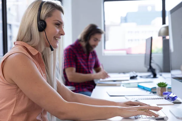 Donna Caucasica Che Indossa Auricolari Telefonici Utilizzando Computer Ufficio Moderno — Foto Stock