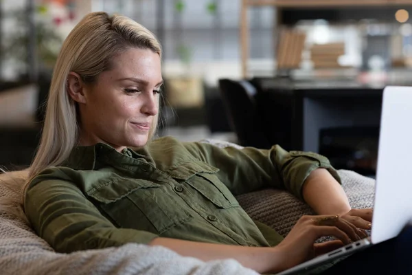 Mulher Negócios Caucasiana Usando Laptop Sentado Poltrona Escritório Criativo Tecnologia — Fotografia de Stock