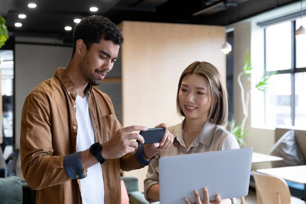 Diverse Businessman Businesswoman Using Laptop Smartphone Office Technology Social Distancing — Stock Photo, Image