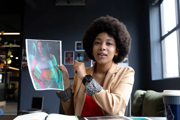 Gemischte Rasse Geschäftsfrau Während Videoanruf Kreativen Büro Mit Foto Technologie — Stockfoto