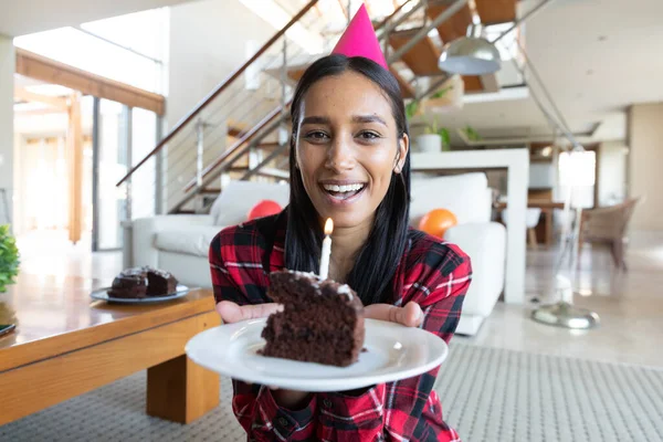 Sonriente Mujer Raza Mixta Con Sombrero Fiesta Celebración Pastel Cumpleaños —  Fotos de Stock