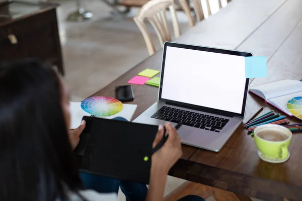 Vegyes Fajú Segítségével Grafikus Tabletta Laptop Asztalról Asztalra Otthon Önizoláció — Stock Fotó