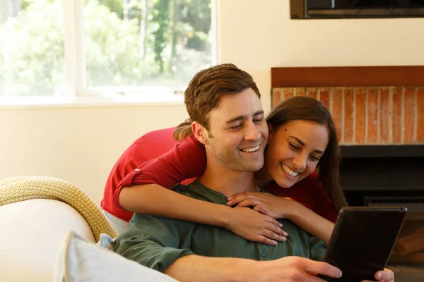 Kafkasyalı Bir Çift Oturma Odasındaki Tablete Sarılma Gülümseme Videosu Çekiyor — Stok fotoğraf