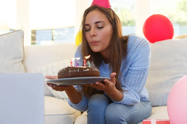 Mujer Caucásica Teniendo Videollamada Cumpleaños Soplando Velas Torta Usando Sombrero —  Fotos de Stock