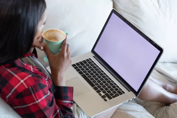 Donna Razza Mista Bere Caffè Utilizzando Computer Portatile Casa Autoisolamento — Foto Stock