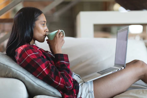 Gemengde Race Vrouw Die Koffie Drinkt Met Laptop Computer Thuis — Stockfoto