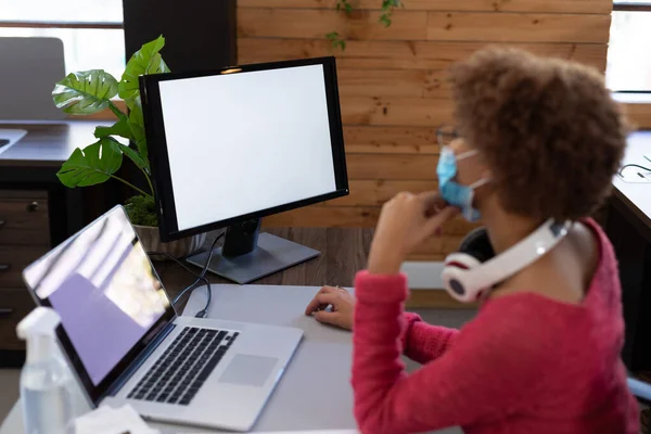 Mulher Raça Mista Usando Máscara Facial Usando Computador Mesa Escritório — Fotografia de Stock