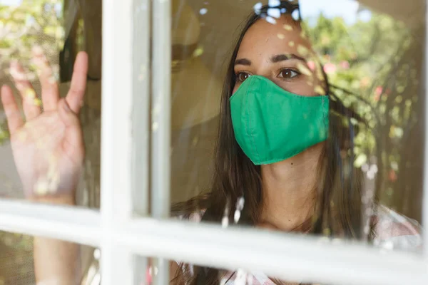 Mujer Caucásica Con Mascarilla Mirando Por Ventana Saludando Autoaislamiento Hogar —  Fotos de Stock