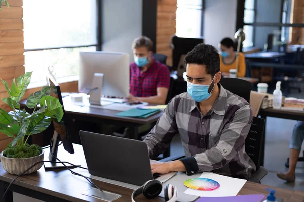 Ofis Masalarında Bilgisayarlarda Çalışan Yüz Maskesi Takan Çeşitli Erkek Arkadaşlar — Stok fotoğraf