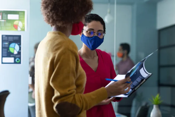 Duas Mulheres Mestiças Usar Máscaras Falar Num Escritório Colegas Discussão — Fotografia de Stock