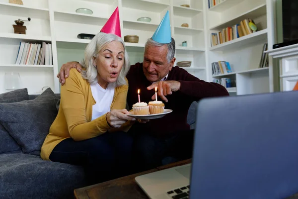 Senior Caucasian Couple Celebrating Birthday While Having Video Chat Laptop — Stock Photo, Image
