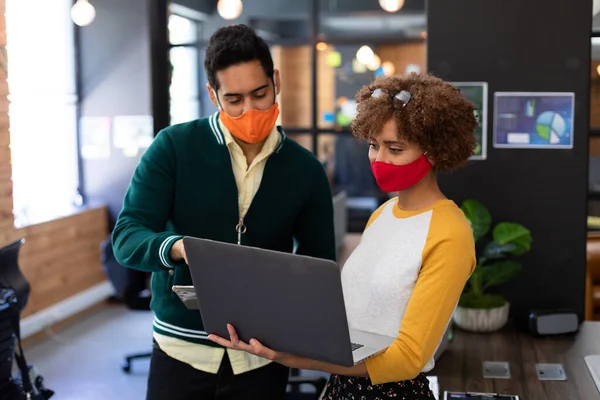 Karışık Irk Adamı Kadın Maskeli Dizüstü Bilgisayar Kullanıyor Ofiste Tartışıyorlar — Stok fotoğraf