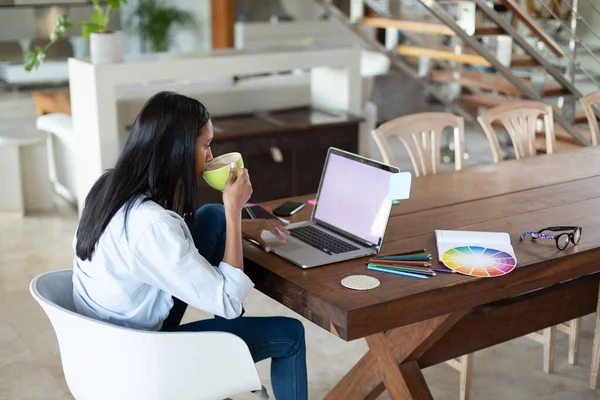 Смешанная Расовая Женщина Пьет Кофе Используя Ноутбук Столом Дома Самоизоляция — стоковое фото