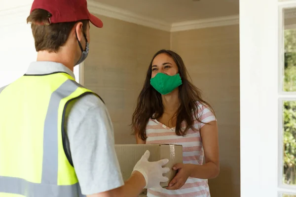 Mujer Caucásica Usando Mascarilla Tomando Paquete Del Repartidor Puerta Principal —  Fotos de Stock