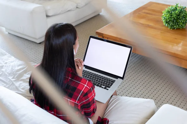 Mujer Raza Mixta Sentada Sofá Casa Usando Portátil Teniendo Una — Foto de Stock