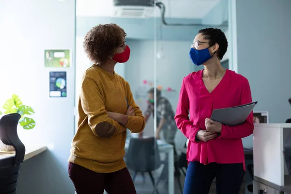 Duas Mulheres Mestiças Usar Máscaras Falar Num Escritório Higiene Local — Fotografia de Stock