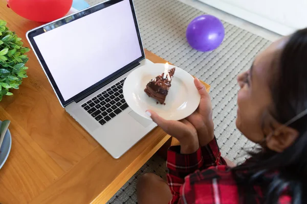 Mulher Raça Mista Segurando Bolo Aniversário Usando Laptop Para Bate — Fotografia de Stock