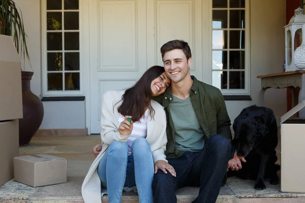 Sonriente Pareja Caucásica Sosteniendo Las Llaves Sentada Fuera Casa Con —  Fotos de Stock