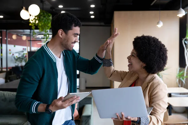 Diverso Hombre Negocios Mujer Negocios Utilizando Portátil Tableta Alta Cintura —  Fotos de Stock