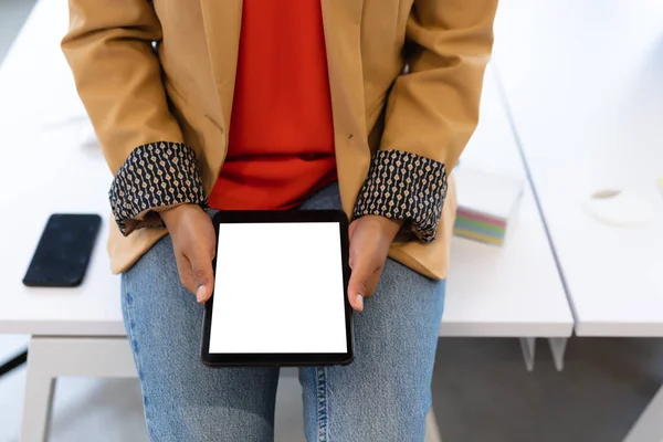 Sezione Centrale Della Donna Affari Seduta Sulla Scrivania Utilizzando Tablet — Foto Stock