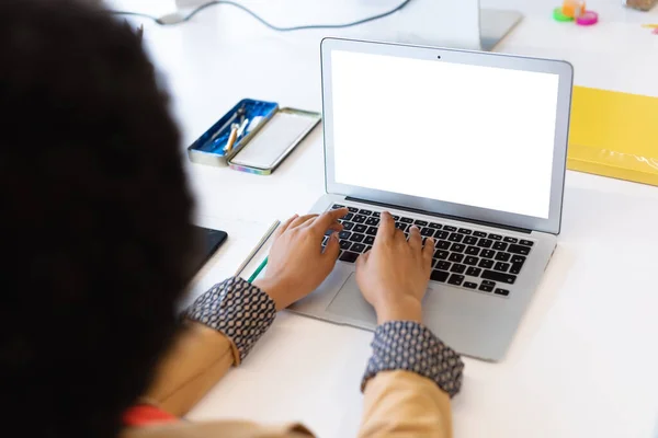 Gemischte Rasse Geschäftsfrau Sitzt Schreibtisch Mit Laptop Computer Kreativen Büro — Stockfoto