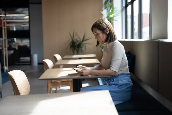 Asian Businesswoman Working Creative Office Woman Sitting Using Smartphone Social — Stockfoto