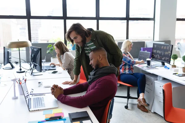 Twee Verschillende Zakenlieden Werkzaam Creatief Kantoor Mannen Die Computers Gebruiken — Stockfoto