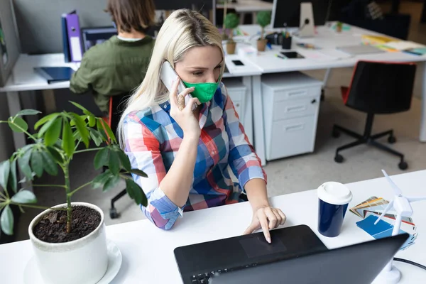 Donna Affari Caucasica Che Indossa Maschera Ufficio Creativo Donna Seduta — Foto Stock