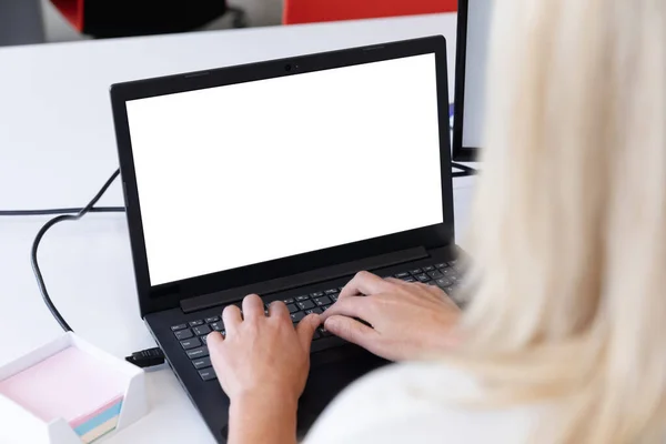 Kafkasyalı Kadını Modern Bir Ofiste Dizüstü Bilgisayar Kullanarak Oturuyor Business — Stok fotoğraf