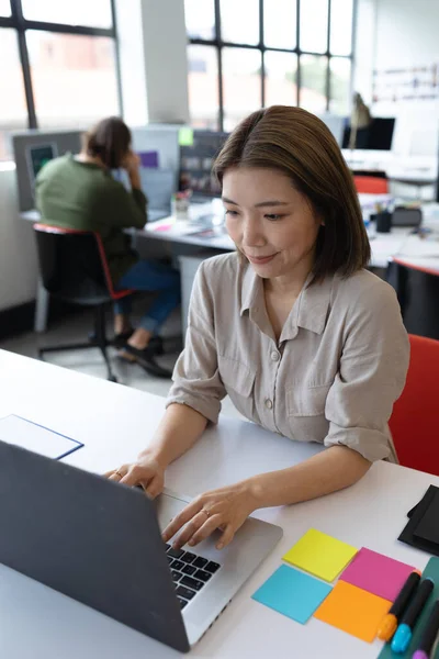 Азійська Бізнесменка Працює Креативній Конторі Жінка Сидить Столом Користується Ноутбуком — стокове фото
