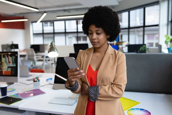 Femme Affaires Mixte Travaillant Dans Bureau Créatif Femme Utilisant Smartphone — Photo