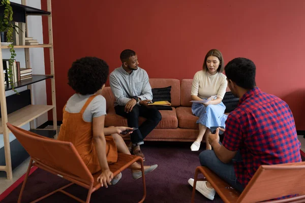 Diverse Groep Zakenmensen Werkzaam Creatief Kantoor Een Groep Mensen Die — Stockfoto